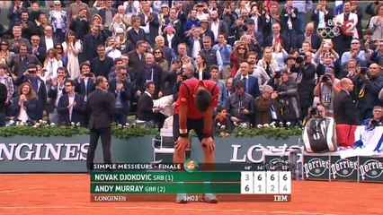 Novak Djokovic célèbre sa victoire de Roland-Garros