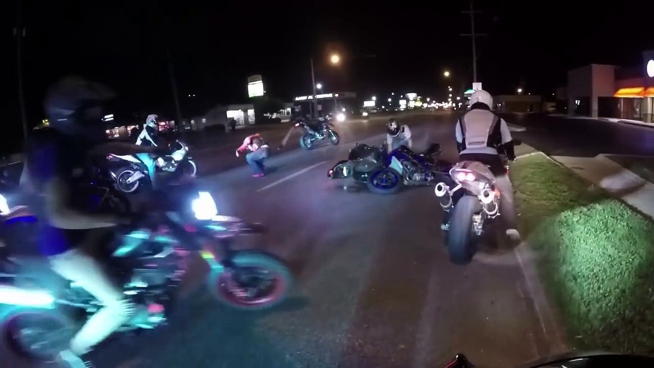 Un motard ivre tombe en faisant l'idiot et fait chuter une fille