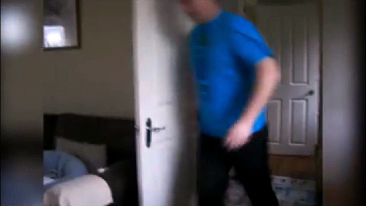 Un homme attaqué par des dizaines de chiots sauvages