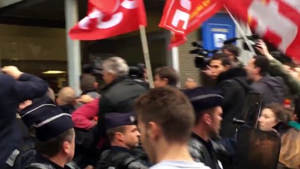 Macron reçoit des jets d'oeufs à Montreuil