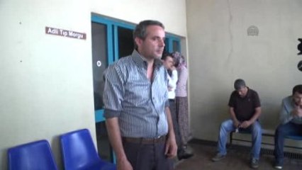 İki Arkadaş El Ele Kanala Atlamış"