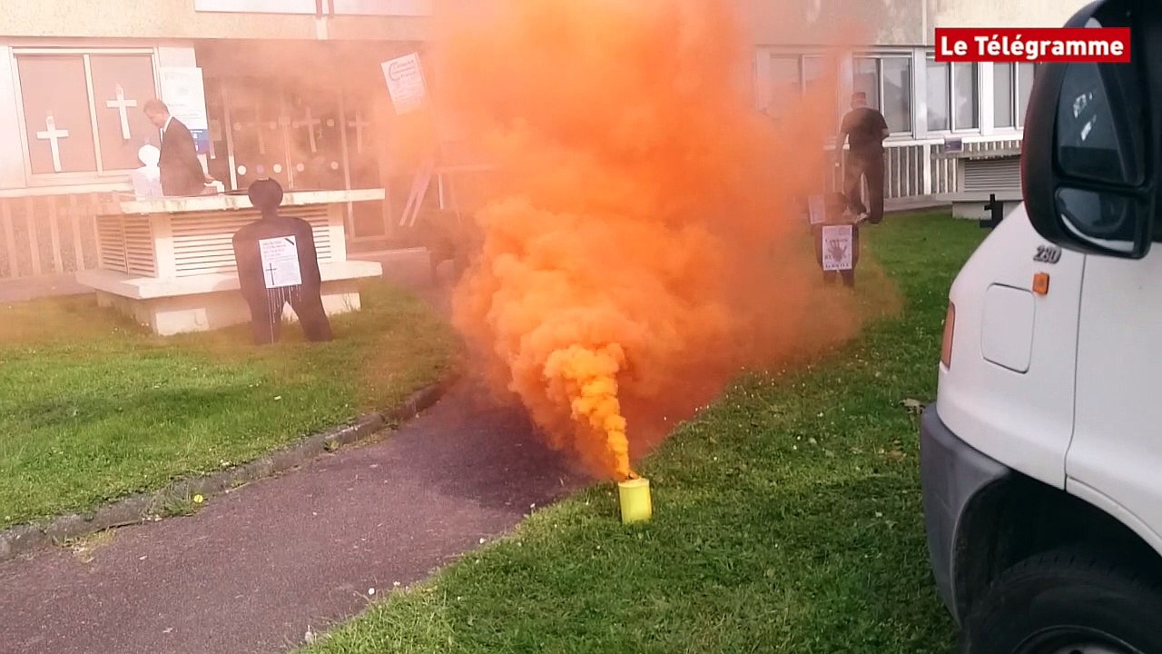 Quimper. Des artisans et commerçants manifestent devant le siège du RSI
