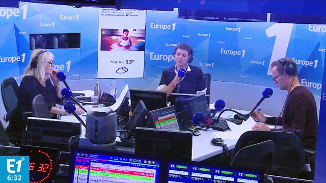 Un agriculteur contraint de nourrir ses vaches en barque à cause de la crue