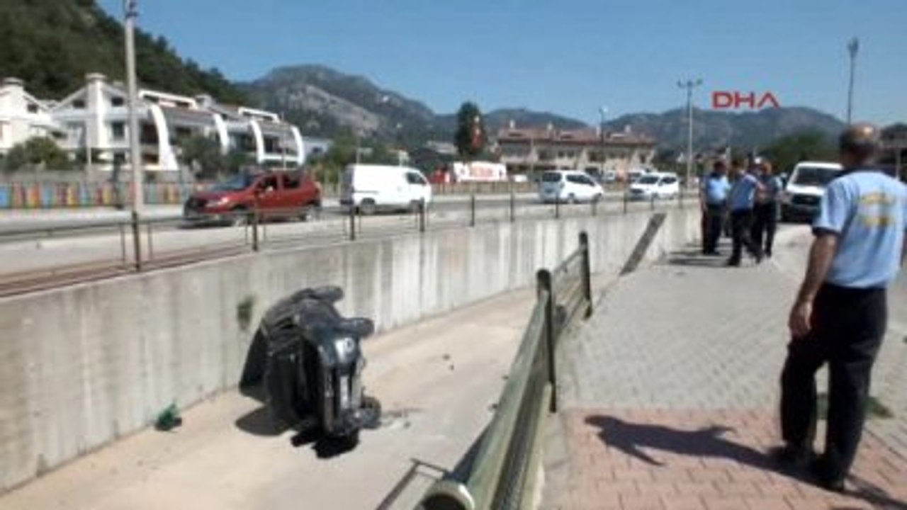 Marmaris - Kediye Çarpmamak İçin Otomobiliyle Kanala Uçtu