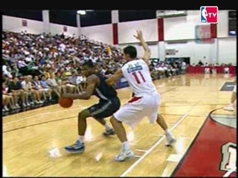 Rudy Gay Dunk sur la tête de Yi Jianlian