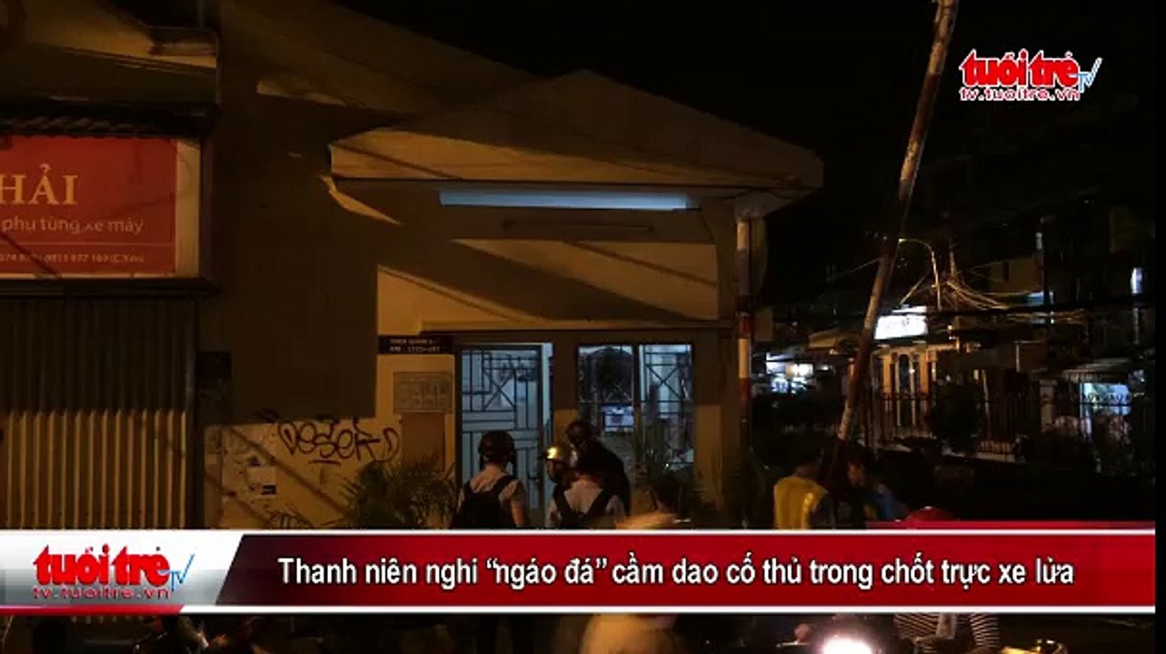 Thanh niên nghi “ngáo đá” cầm dao cố thủ trong chốt trực xe lửa