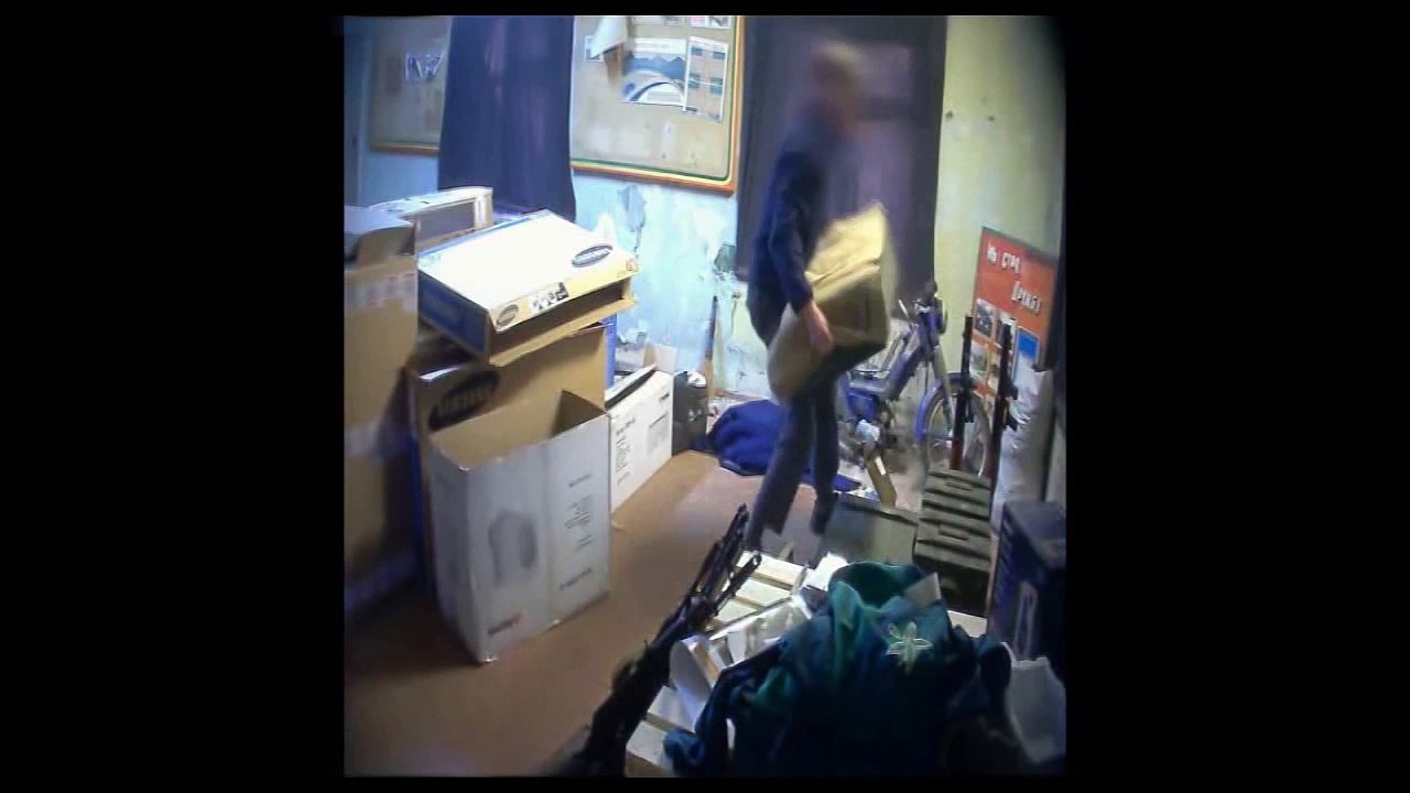 Découvrez les images de l'arrestation du Français accusé de préparer des attentats en France - Regardez