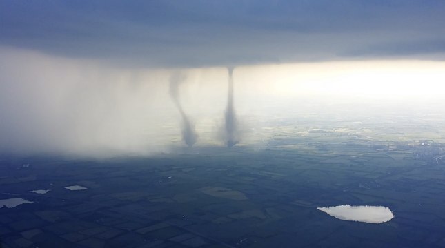 Deux tornades filmées d'un avion dans le nord de l'Allemagne