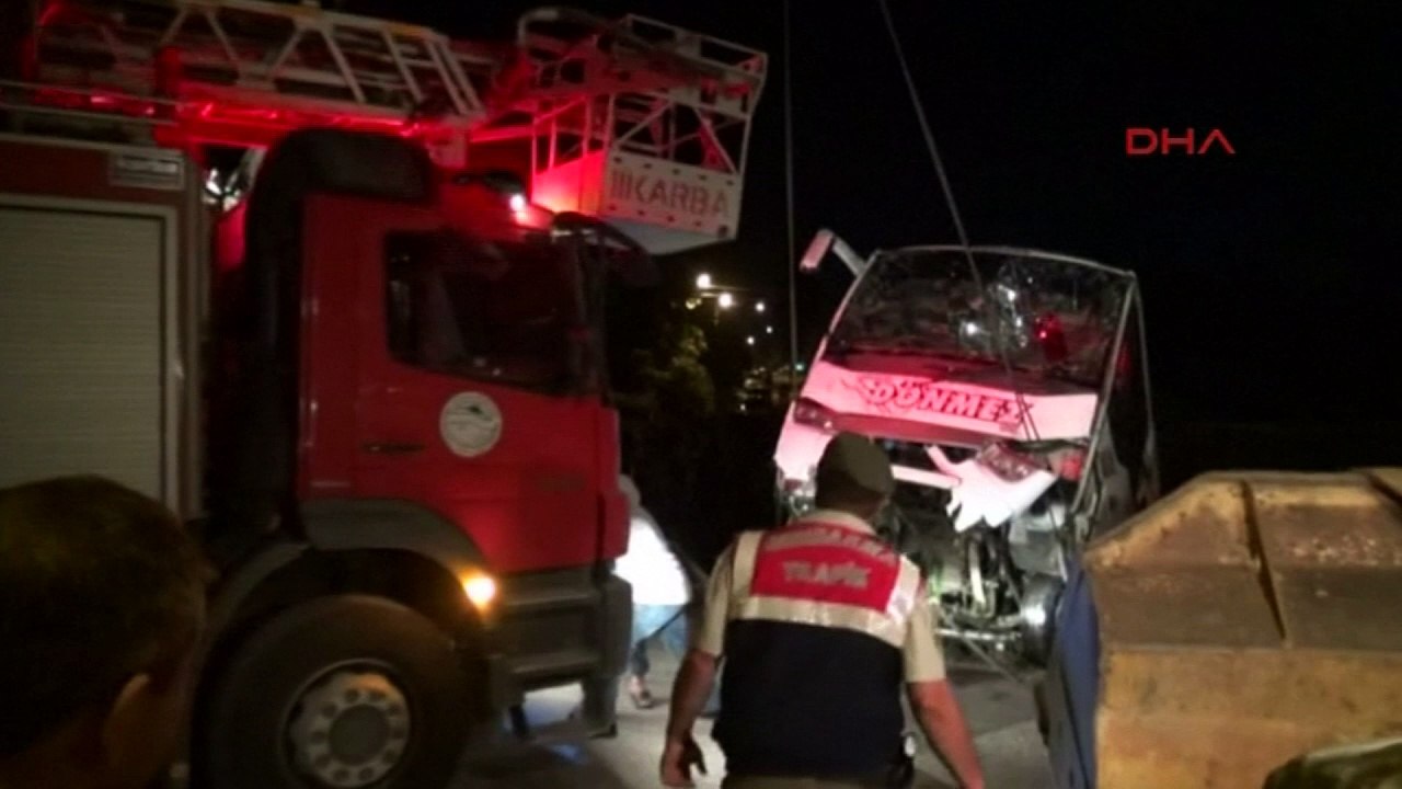 14 dead as schoolbus plunges into canal