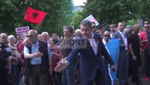 Report TV - Ministri grek Kotzias pritet me protesta dhe tension në Tiranë