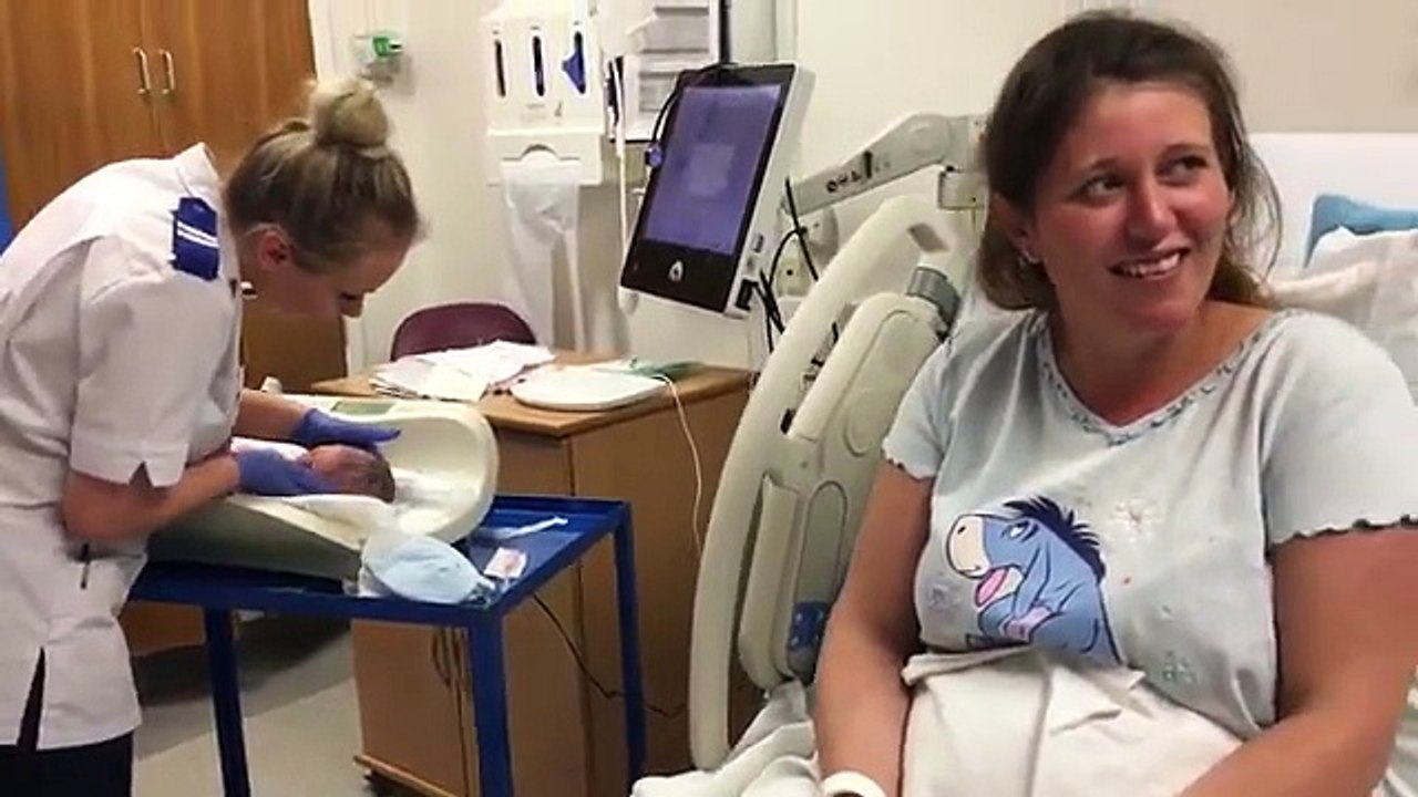 La grand-maman meurt en emportant avec elle un secret... puis à l'accouchement, les parents découvrent ça dans la chambr