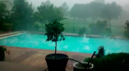 Ele estava a filmar uma violenta tempestade... Mas quando olhou para a piscina... Assustador!