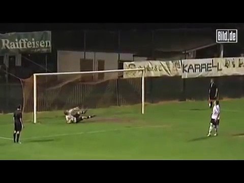 Даже те, кто ничего не смыслит в футболе, будут удивлены этим курьёзным голом! Нереальный ГОЛ! И такое бывает!