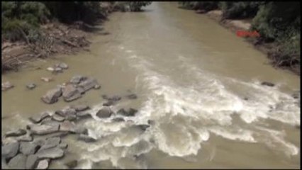 Sakarya 'Barışma' Bahanesi ile Otomobiline Aldığı Eşini Öldürüp Çaya Attı