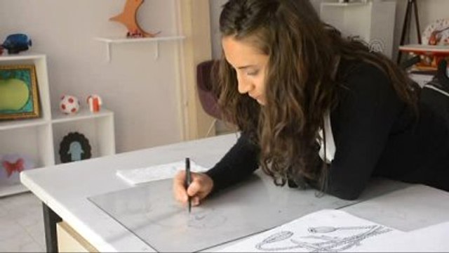 Yöresel Figürlerden Hediyelik Eşya Üretiyor