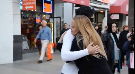 انا مسلم ينادونني بإرهابي عانقني إذا كنت تثق في _  تعاطف رائع للأمريكيين مع الشاب المسلم _ جد مؤثر