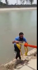 Cet Indien sauve son chien en utilisant son turban !