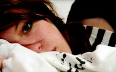 RAGAZZA testa la fedeltà del compagno nascondendosi sotto il letto