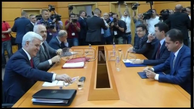 Ora News – Rama dhe Basha nisin takimin në Pallatin e Kongreseve