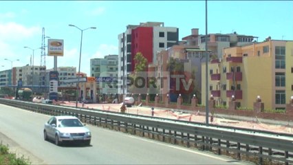 Report TV - Durrës, karburanti heq barrierat ndarëse për dalje në autostradë