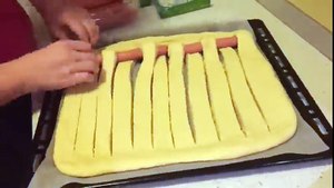 Elle découpe la pâte feuilletée et y met des saucisses, le résultat va vous mettre l'eau à la bouche !