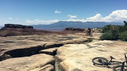 Ce mec en VTT manque de se tuer juste sous les yeux de son pote qui le filme