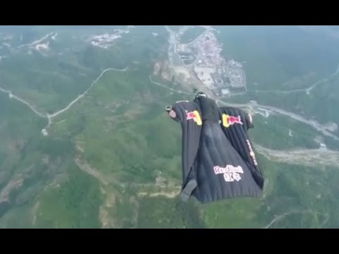 Amazing human arrow stunt over China's Great Wall