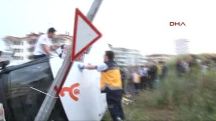 İki Servis Aracı Çarpıştı: 6 Yaralı