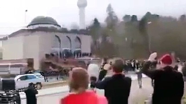 Miracle by Allah Azan is given in mosque by no one