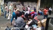 Ciudadanos comen basura en las calles de Caracas ante la escasez de alimentos