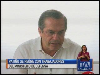 Ricardo Patiño se reúne con trabajadores del Ministerio de Defensa