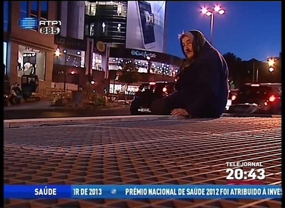 Velha de 99 anos pede esmola em Portugal para ajudar família!!!