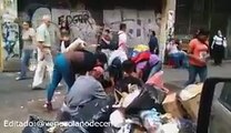 Ciudadanos comen basura en las calles de Caracas ante la escasez de alimentos