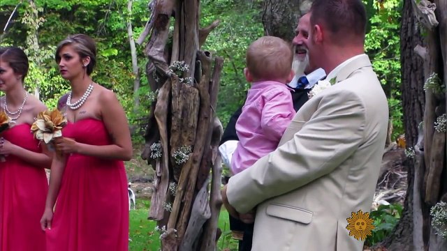 Elle arrive à l'autel avec son papa lors de son mariage mais son papa s'arrête pour tendre le main à un homme. La raison est incroyable !