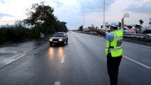 Polis Sürücüleri İftar İçin Durdurdu
