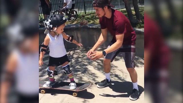 Ces enfants et leur père vont vous faire aimer le skateboard