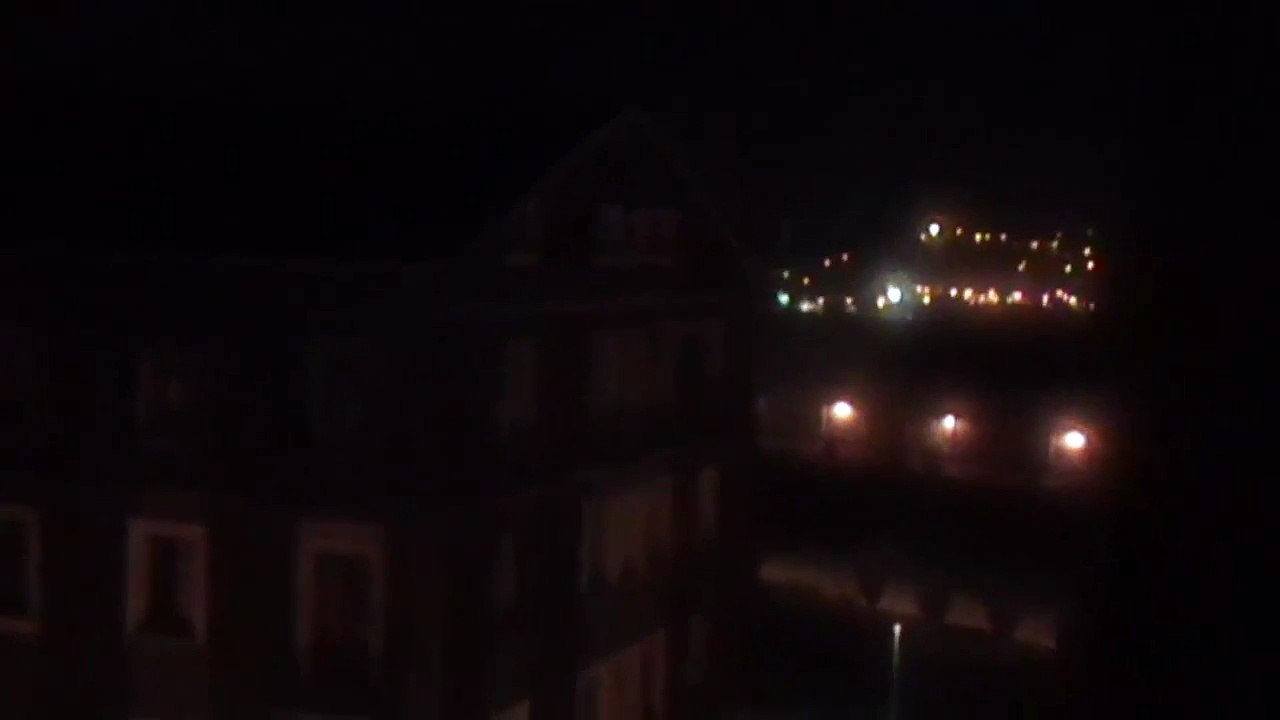 OVNI - 2- Graba  por la ventana de su casa 2015