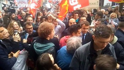 Ministro da Economia de França alvejado com ovos por opositores à nova lei do trabalho