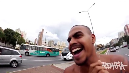 des skateurs à la poursuite d’un voleur de portable