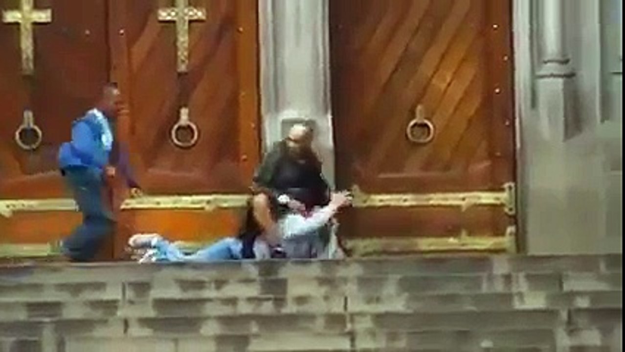 Plus de 100 personnes filment ce que cet homme fait à cette femme, mais personne n'intervient..