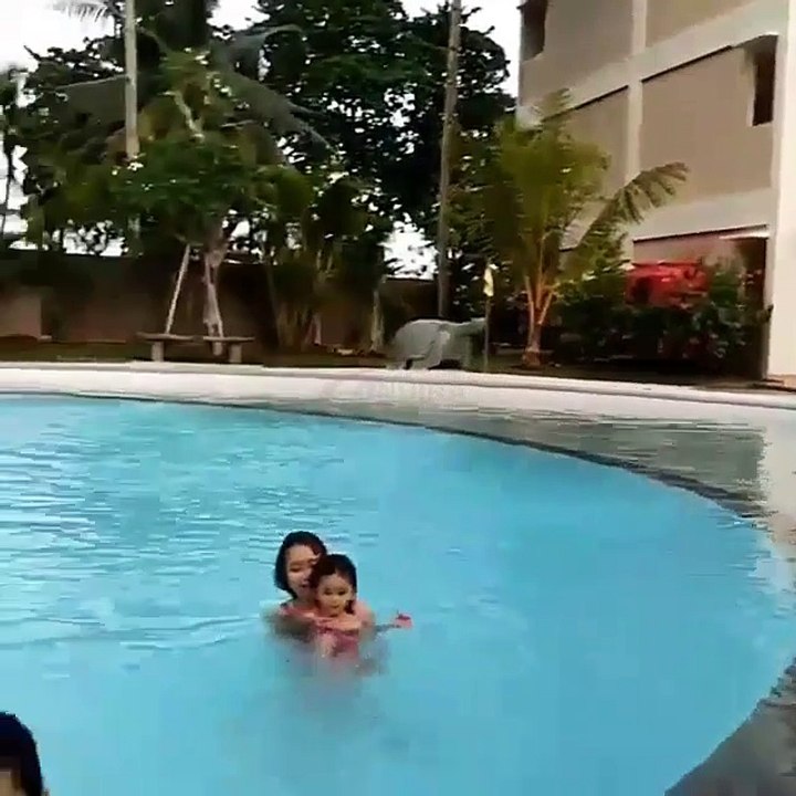 Pintarnya Bilqis Khumairah Razak di Ajarin Renang Sama Bunda Ayu Ting Ting & Ayah Razak