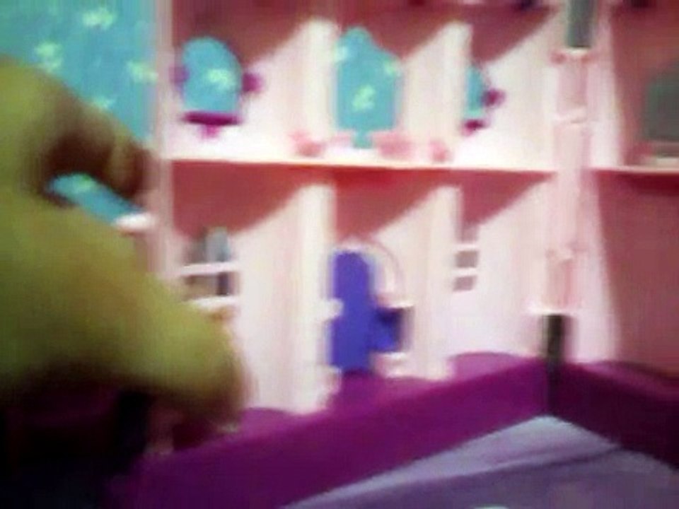 mostrando meu castelo de brinquedo!!!!!!!