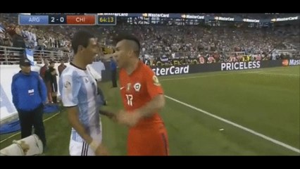 Angel Di Maria Angry Scuffle With Gary Medel!