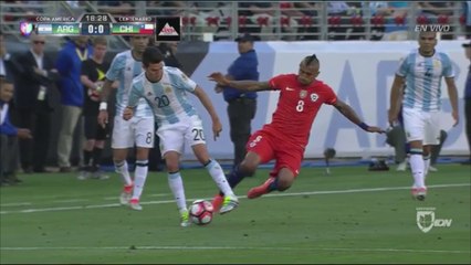 Arturo Vidal Gets Only A Yellow Card For A Dangerous Tackle From Behind On Nico Gaitan!