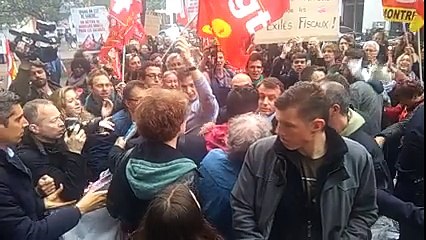 Protesters pelt eggs at French economy minister