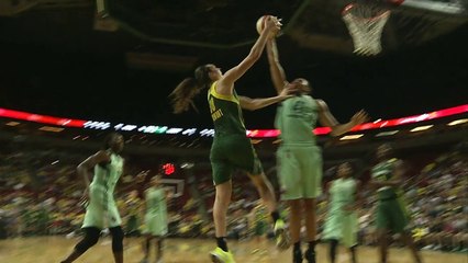 Kiah Stokes met un contre monstrueux !