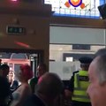 Appelé pour une bagarre ce policier chante au Karaoké dans le Bar le titre 