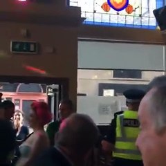 Appelé pour une bagarre ce policier chante au Karaoké dans le Bar le titre "I will survive"