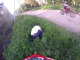 Biker VS conducteur bourré. Road rage ridicule