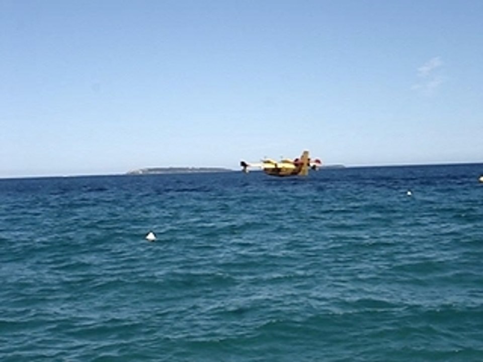 Prise d'eau par un canadair en baie de Cannes/Mandelieu